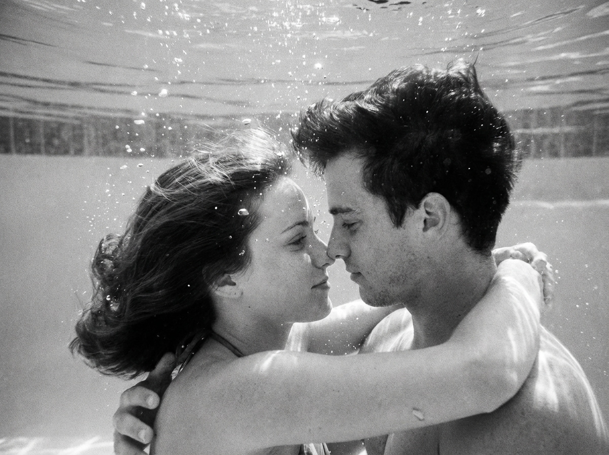 prompt de pareja besándose bajo el agua con IA