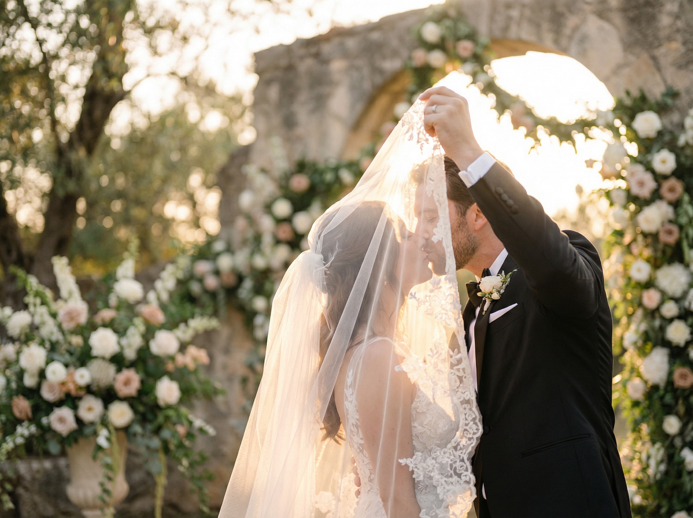 escena de beso romántico con luz suave